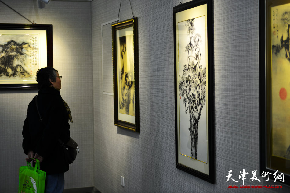 “王明亮、王振德艺术展”4月3日在天津图书馆文化中心馆展厅展出。