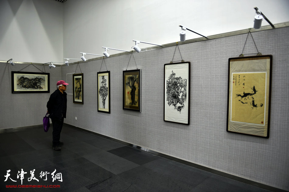 “王明亮、王振德艺术展”4月3日在天津图书馆文化中心馆展厅展出。