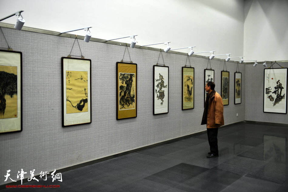 “王明亮、王振德艺术展”4月3日在天津图书馆文化中心馆展厅展出。