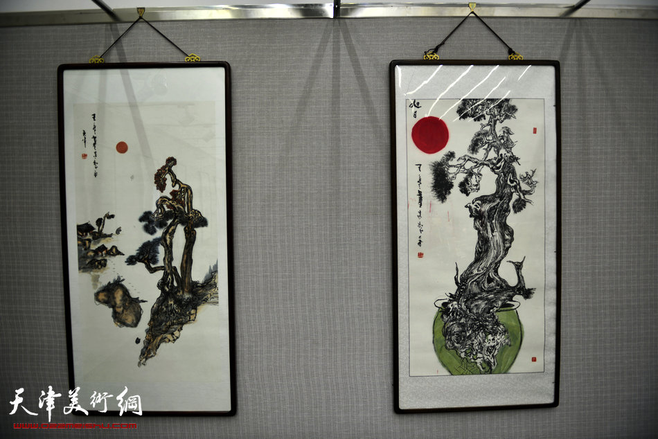 “王明亮、王振德艺术展”4月3日在天津图书馆文化中心馆展厅展出。 图为展出的王明亮作品。