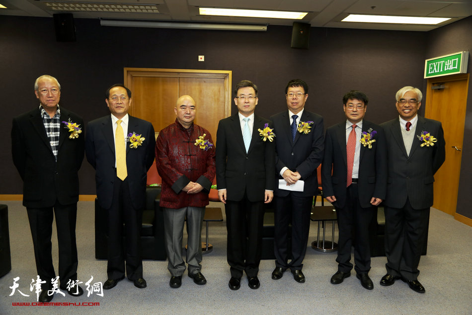 2013香港·尹沧海教授书画艺术交流展在香港中央图书馆举办。图为尹沧海教授与中华人民共和国外交部驻香港特派员公署特派员宋哲先生、中央人民政府驻香港特别行政区联络办公室经济部副部长杨益先生、南开大学副校长朱光磊先生、香港中华总商会副会长袁武先生、香港津联集团总经理吴学民先生、香港泰昇集团董事会主席张舜尧先生在一起。