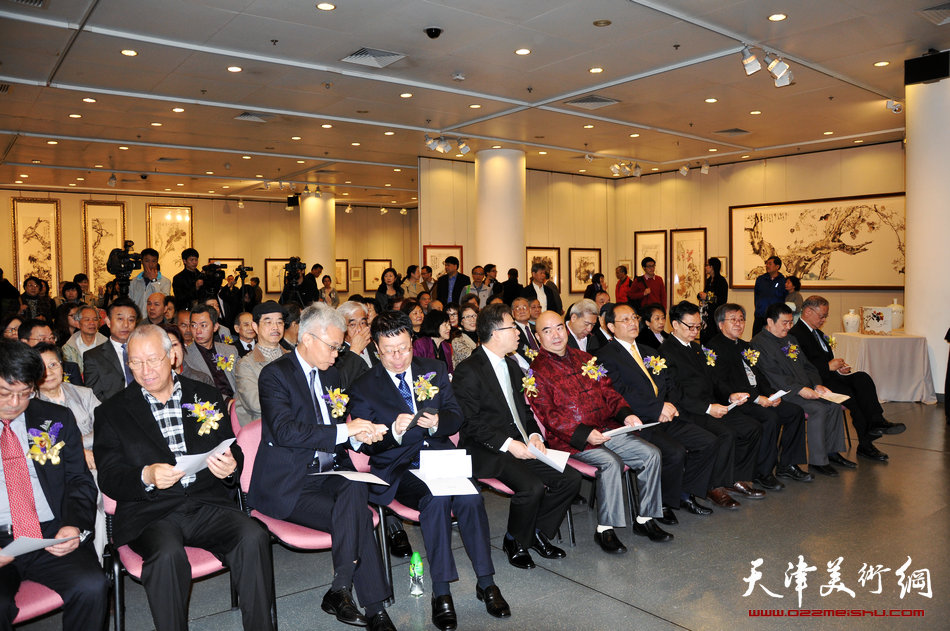 2013香港·尹沧海教授书画艺术交流展在香港中央图书馆举办。图为开幕式现场。