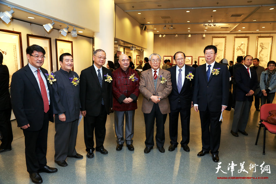 2013香港·尹沧海教授书画艺术交流展在香港中央图书馆举办。图为尹沧海教授与部分主礼嘉宾在画展现场。