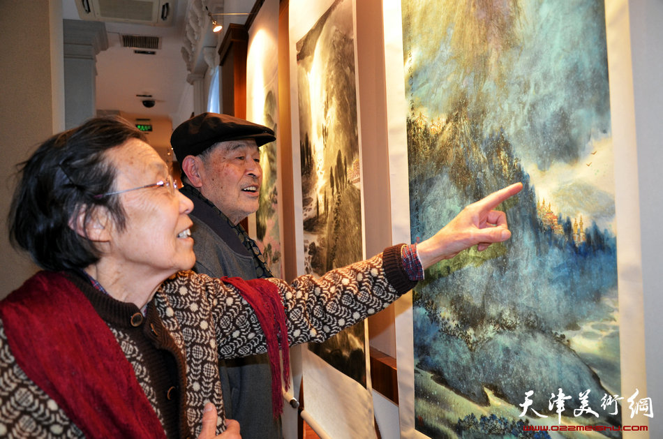 “天冿美院同窗七人国画展”在意式风情区艺术展览馆开幕，画展吸引了书画爱好者观看。