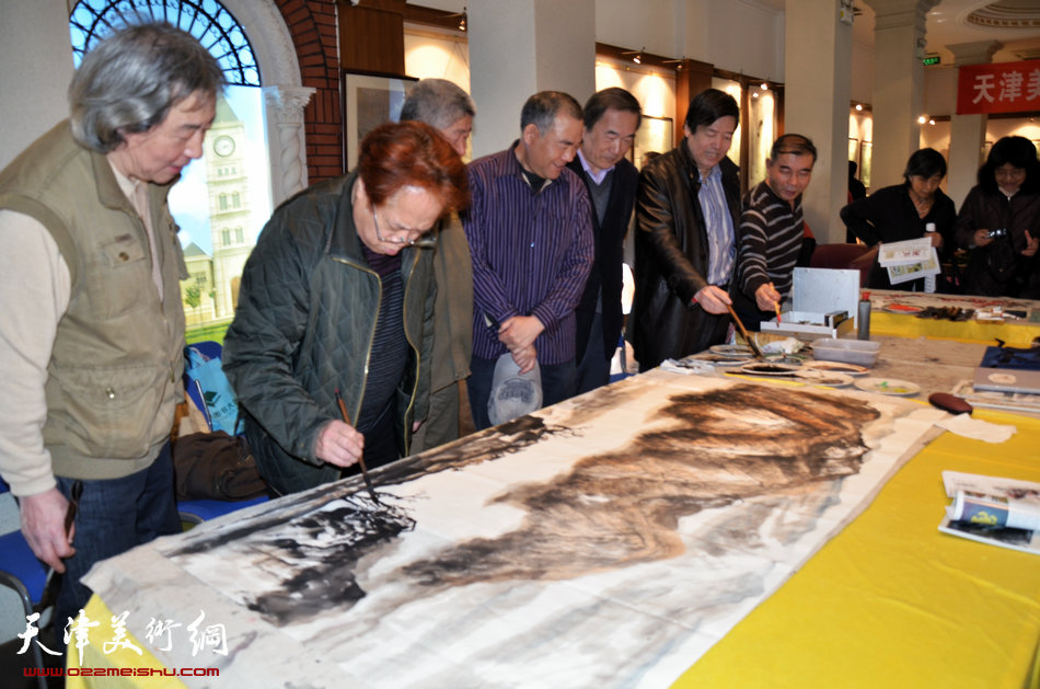“天冿美院同窗七人国画展”在意式风情区艺术展览馆开幕，图为七画家共同合作大型山水画。