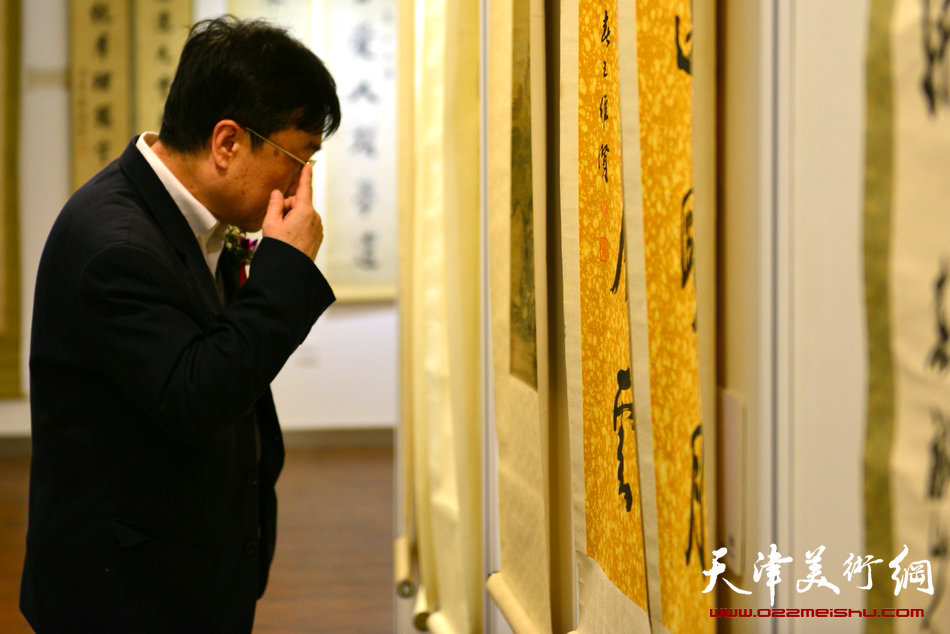 “首批具有收藏潜力中青年书画家精品展暨津门近代名家书画精品展”4月18日在天津文交所开幕。图为画展现场。