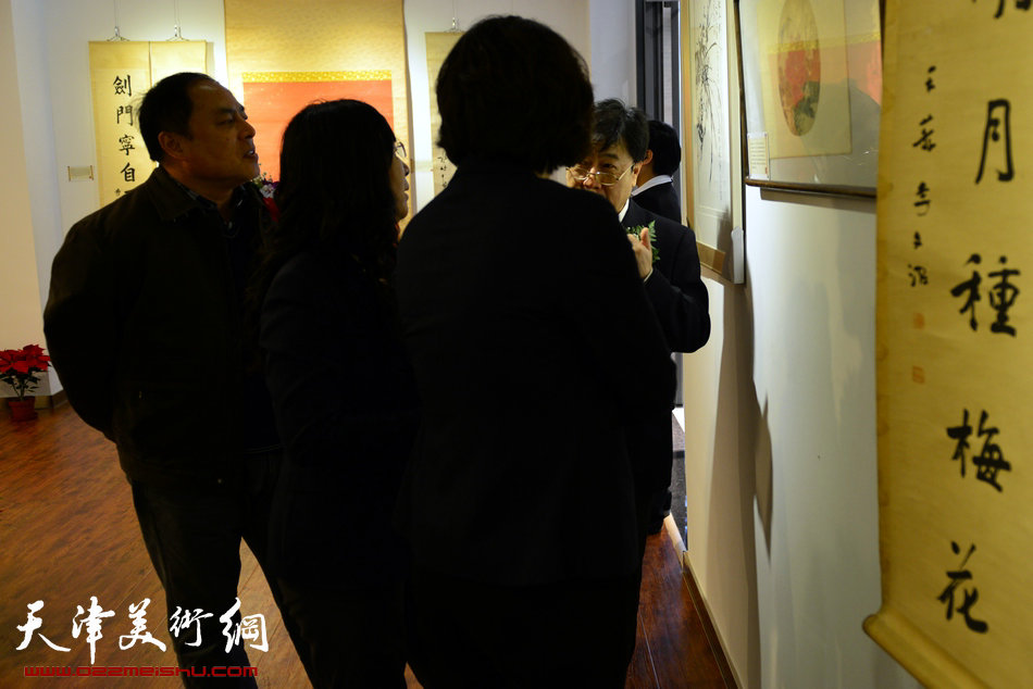 “首批具有收藏潜力中青年书画家精品展暨津门近代名家书画精品展”4月18日在天津文交所开幕。图为画展现场。