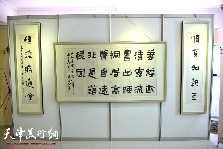 “首批具有收藏潜力中青年书画家精品展暨津门近代名家书画精品展”4月18日在天津文交所开幕。图为画展现场。