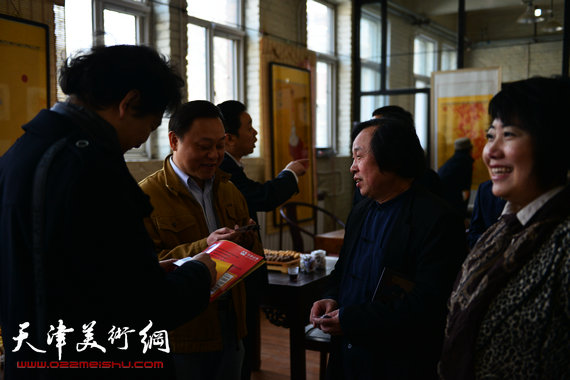 “海峡翰天情，津台绘泰平”台湾张建富诗书画印展在津台书画苑展出。图为张建富与观众交流。