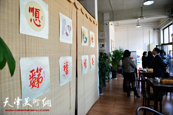 “海峡翰天情，津台绘泰平”台湾张建富诗书画印展在津台书画苑展出。图为画展现场。