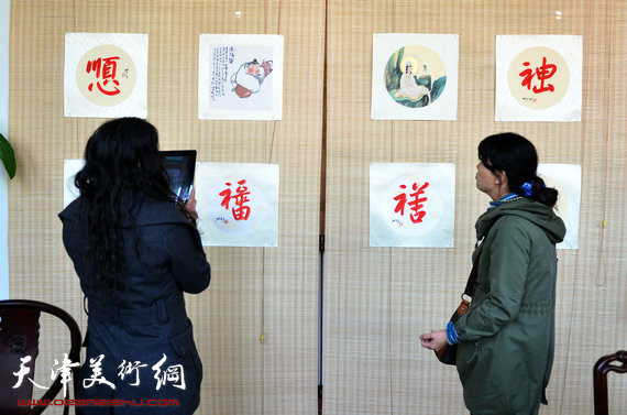“海峡翰天情，津台绘泰平”台湾张建富诗书画印展在津台书画苑展出。图为画展现场。