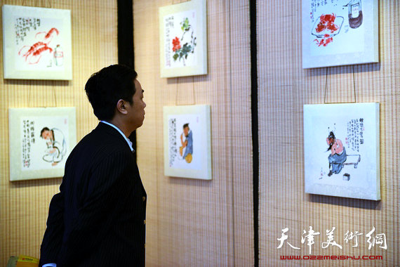 “海峡翰天情，津台绘泰平”台湾张建富诗书画印展在津台书画苑展出。图为画展现场。
