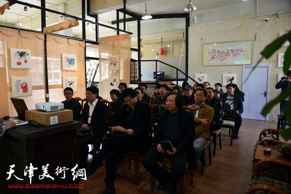 “海峡翰天情，津台绘泰平”台湾张建富诗书画印展在津台书画苑展出。图为画展现场。