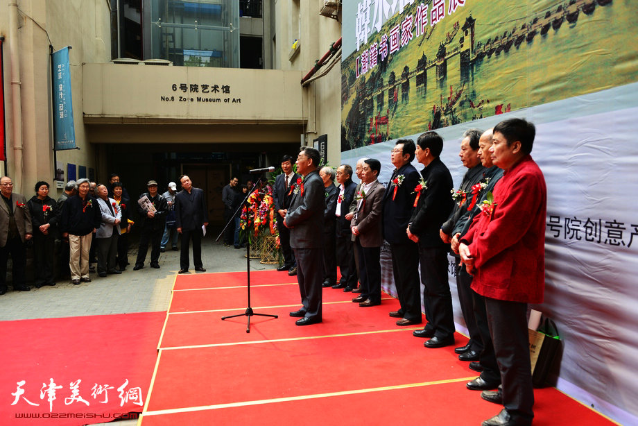 “韩水瑶光—潮籍书画家作品展”今天上午（4月28日）在6号院展馆展馆盛大开幕。