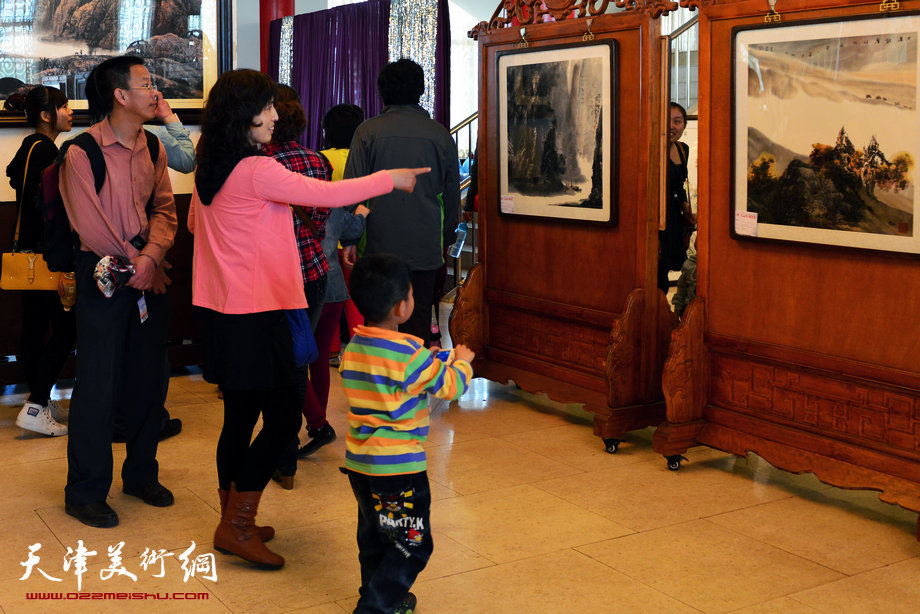 孟宪奎《蒙·大山情》画展“五·一”亮相天津水上公园，图为画展现场。
