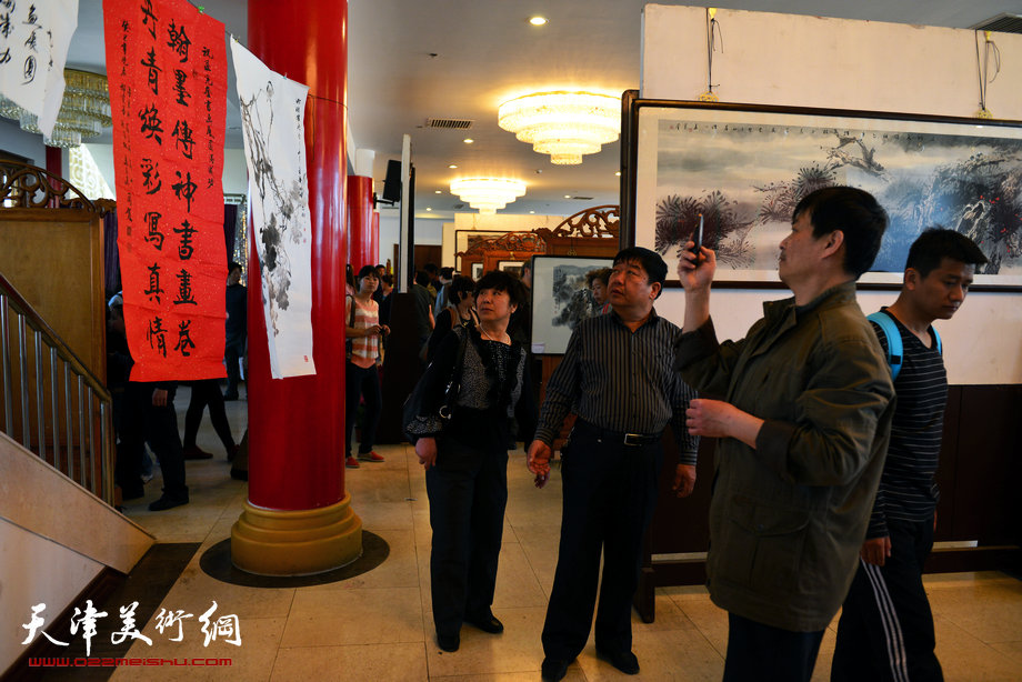 孟宪奎《蒙·大山情》画展“五·一”亮相天津水上公园，图为画展现场。