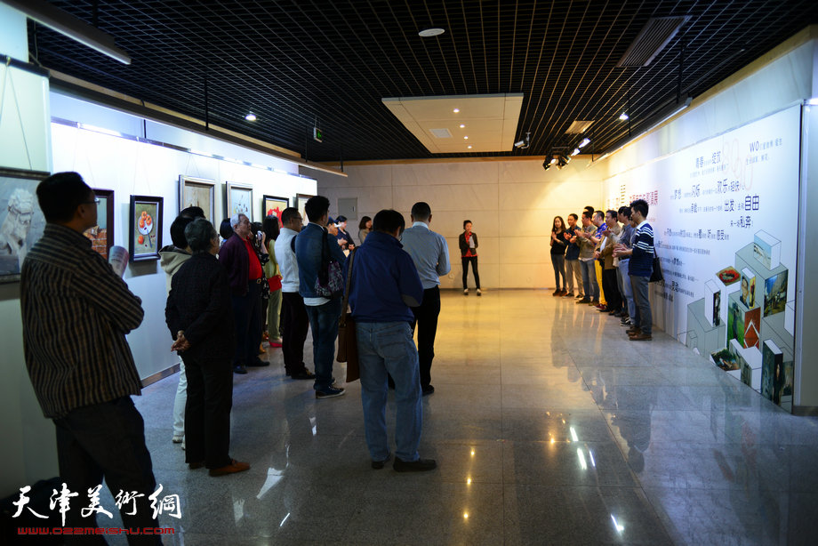 “迎五四”天津和平青年油画家作品邀请展5月3日开幕，图为开幕式现场。