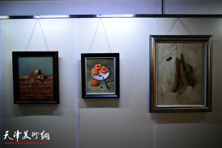 “迎五四”天津和平青年油画家作品邀请展5月3日开幕，图为展出的画作。