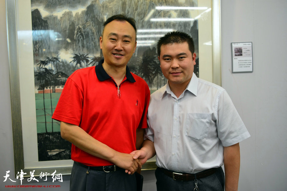 “行在画中·柴博森中国画展”5月20日在天美时代画廊开幕。图为画家柴博森与《中国报道》天津频道主编李相丰在画展现场。