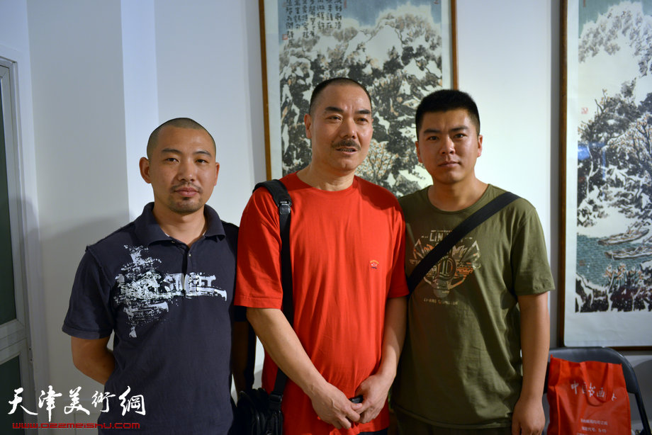 王慧智研究生工作室山水画作品展5月24日开幕，图为王慧智与弟子王健峰、韦韬。