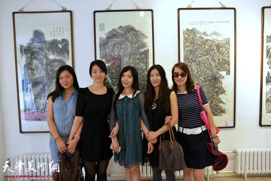 王慧智研究生工作室山水画作品展5月24日开幕，图为部分参展女画家。