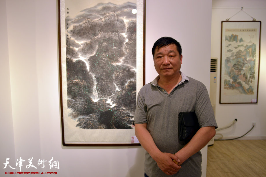 王慧智研究生工作室山水画作品展5月24日开幕，图为皮志刚。