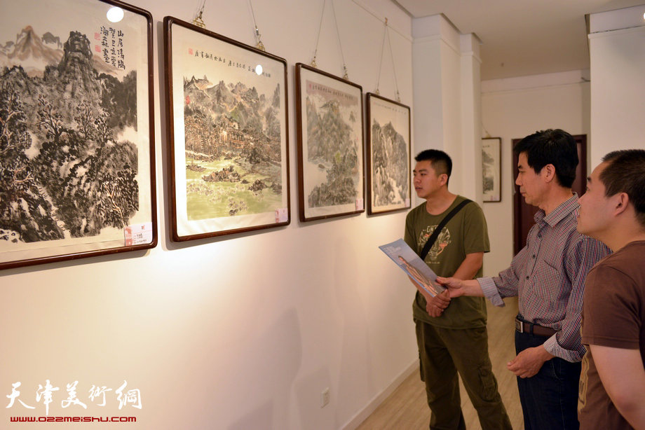王慧智研究生工作室山水画作品展5月24日开幕，图为画展现场。