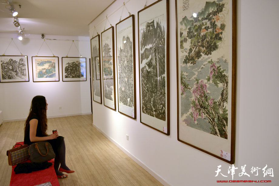 王慧智研究生工作室山水画作品展5月24日开幕，图为画展现场。