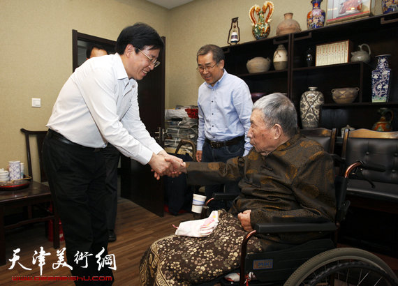 天津大学校长李家俊看望王学仲先生（王建泽摄）