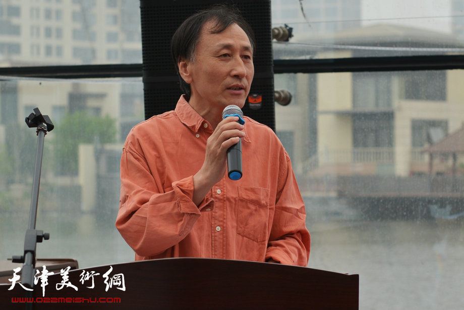 萧朗小写意花鸟画展5月26日在梅江国际艺术馆开幕，图为天津美协副主席韩昌力致辞。
