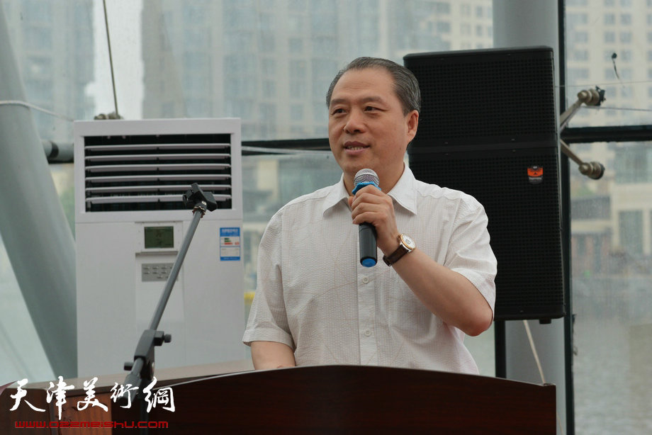 萧朗小写意花鸟画展5月26日在梅江国际艺术馆开幕，图为天津市政府办公厅副主任李春华先生宣布展览开幕。