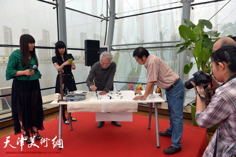 萧朗小写意花鸟画展5月26日在梅江国际艺术馆开幕，图为萧朗先生的弟子贾宝珉题词：“清新飘逸”。