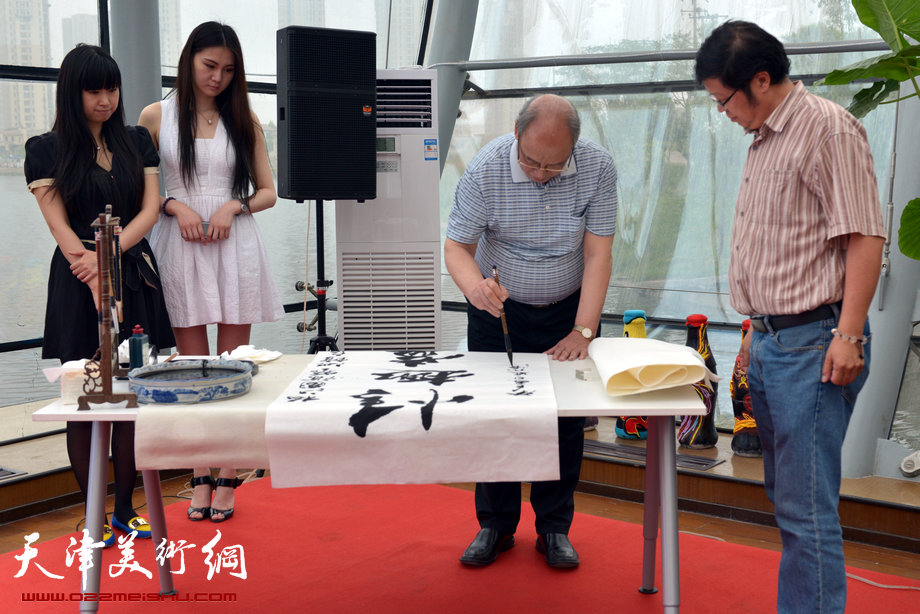 萧朗小写意花鸟画展5月26日在梅江国际艺术馆开幕，图为萧朗先生的弟子史如源题词：“情趣盎然”。