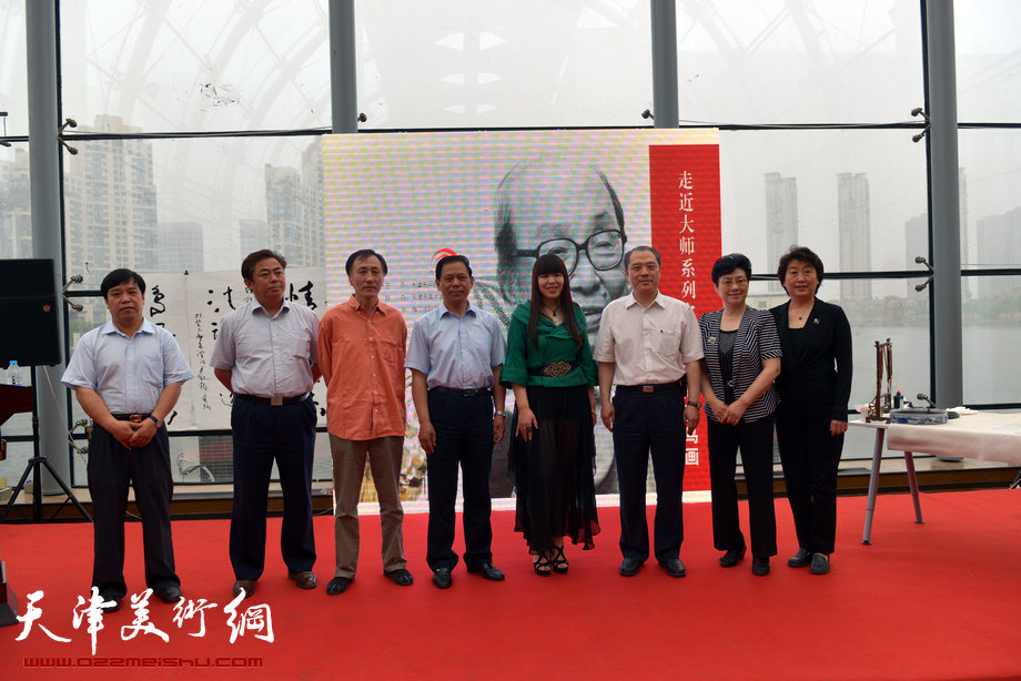 萧朗小写意花鸟画展5月26日在梅江国际艺术馆开幕，图为嘉宾合影。