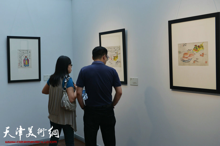 萧朗小写意花鸟画展5月26日在梅江国际艺术馆开幕，图为画展现场。