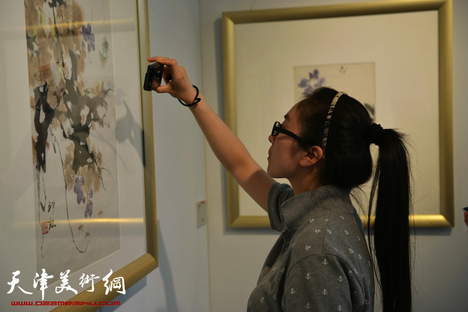 萧朗小写意花鸟画展5月26日在梅江国际艺术馆开幕，图为画展现场。
