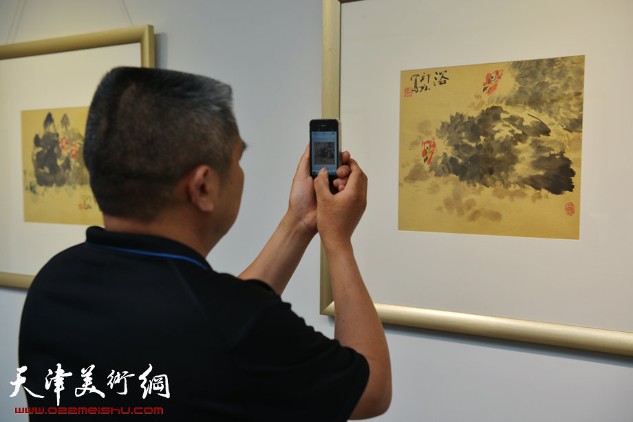 萧朗小写意花鸟画展5月26日在梅江国际艺术馆开幕，图为画展现场。