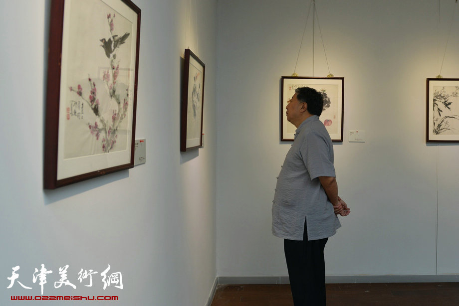 萧朗小写意花鸟画展5月26日在梅江国际艺术馆开幕，图为画展现场。
