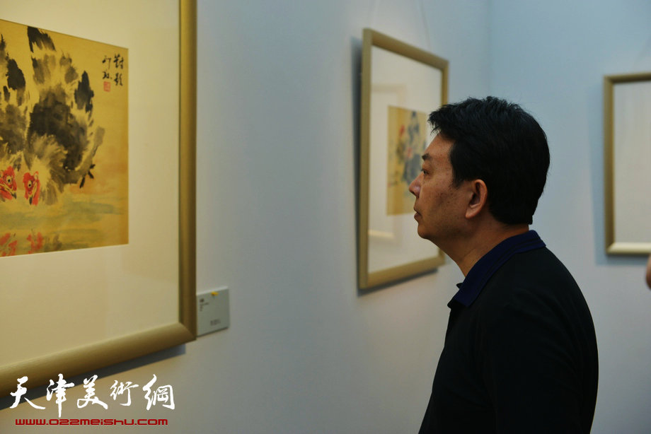 萧朗小写意花鸟画展5月26日在梅江国际艺术馆开幕，图为画家华绍栋在画展现场。