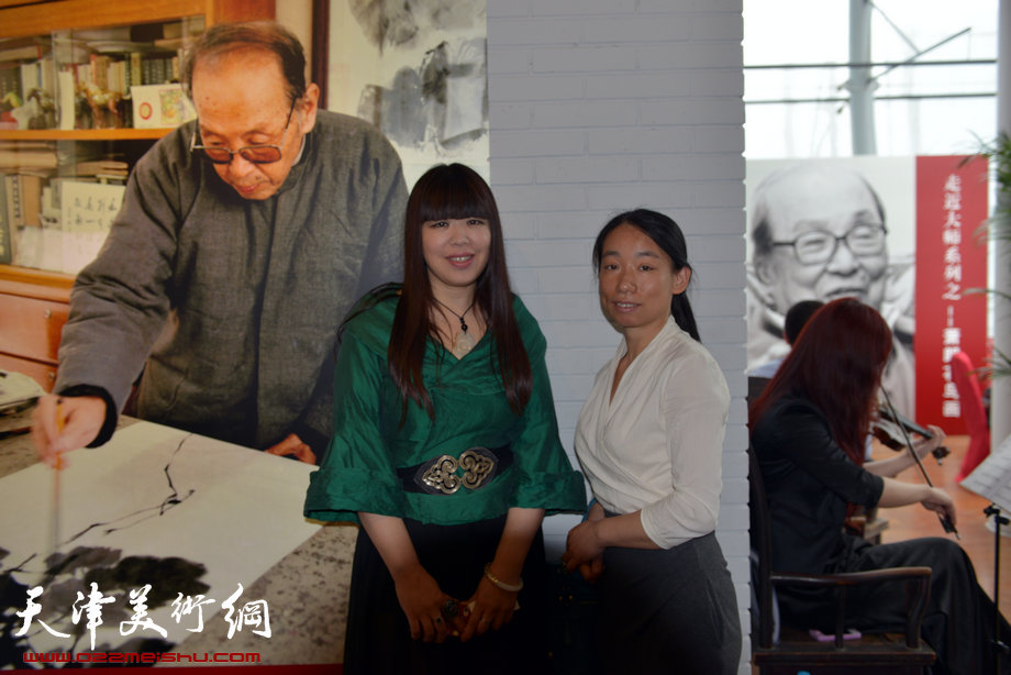 萧朗小写意花鸟画展5月26日在梅江国际艺术馆开幕，图为梅江国际艺术馆馆长萧冰与女画家庄雪阳。