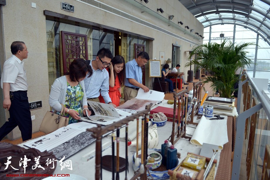 萧朗小写意花鸟画展5月26日在梅江国际艺术馆开幕，图为画展现场的萧朗资料引起观众极大兴趣。