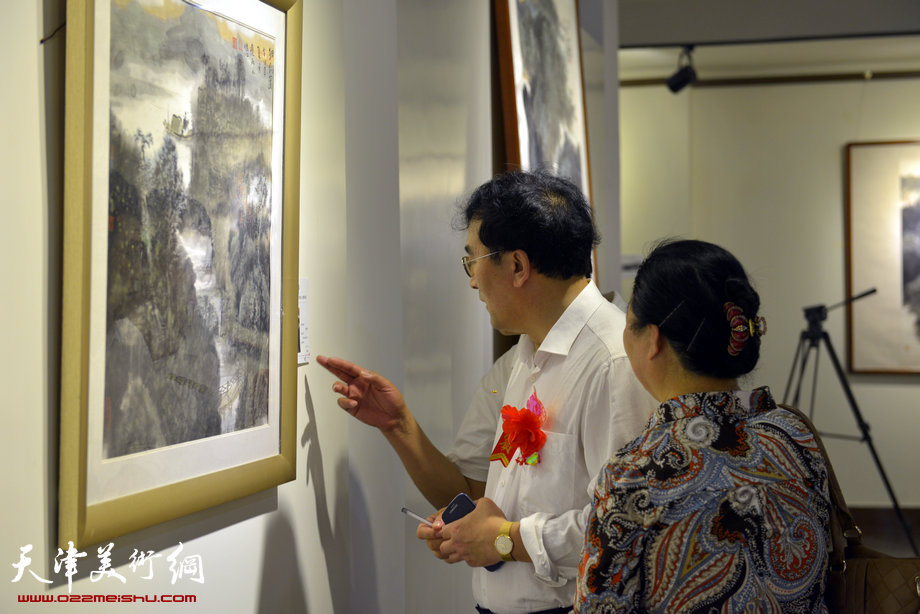 “梦现故乡—赵忠仁水墨山水艺术展”青州开幕，图为画展现场。