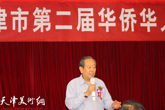 天津市第二届华侨华人书画展开幕，图为市委副秘书长刘长顺讲话祝画展成功