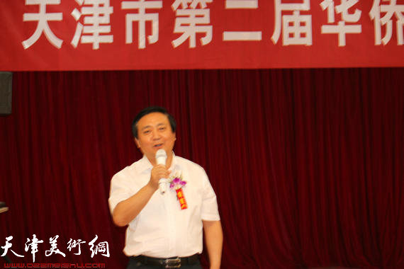 天津市第二届华侨华人书画展开幕，图为南开区委书记韩宏范宣布画展开幕