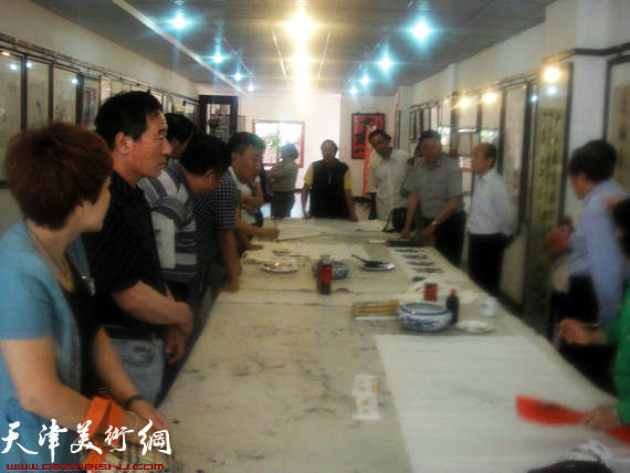 天津市第二届华侨华人书画展开幕，图为画展笔会助兴