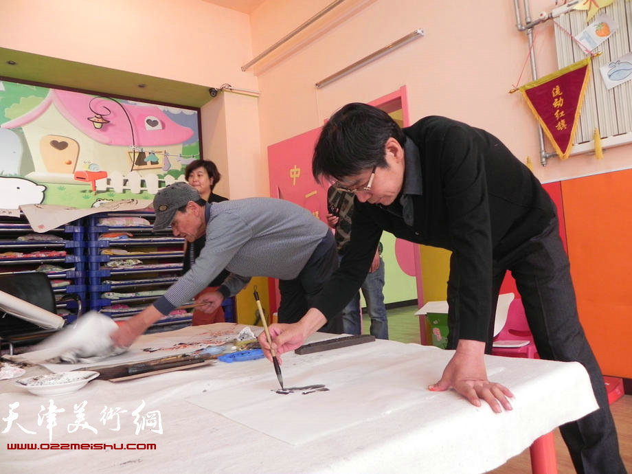西青美协书画家与幼儿园孩子共庆“六·一”儿童节，图为活动现场