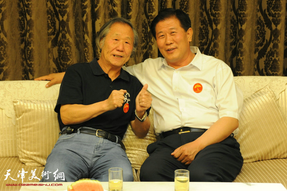 姬俊尧向东光“暖伞姬俊尧基金会”捐画50幅，图为袁永江与姬俊尧亲切交谈。