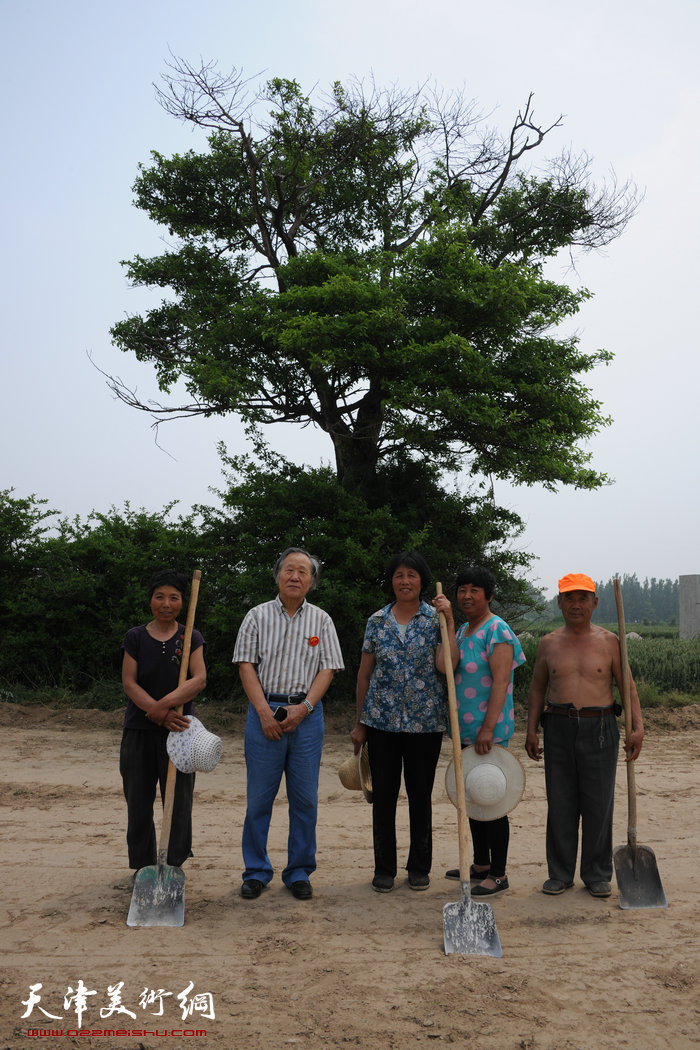 姬俊尧向东光“暖伞姬俊尧基金会”捐画50幅，图为姬俊尧与家乡农民一起。