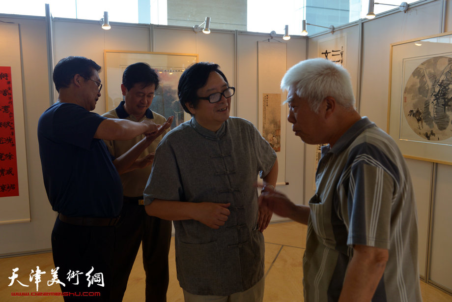 水墨·月动—赵士英今晚书画名家精品展开幕，图为赵士英与观众在画展上交流。