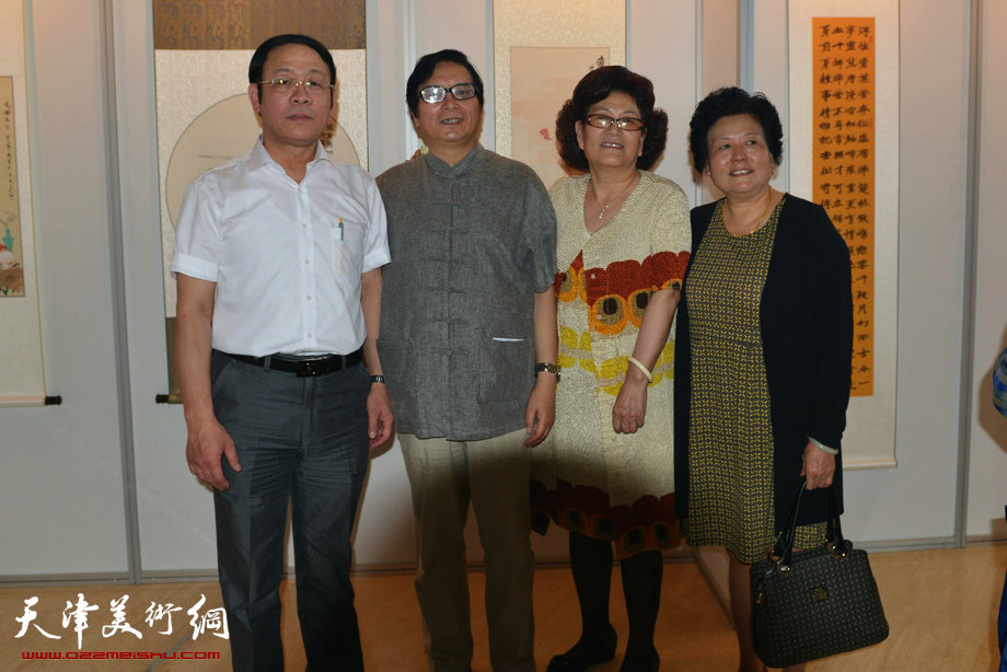 水墨·月动—赵士英今晚书画名家精品展开幕，图为赵士英与亲朋在画展现场。